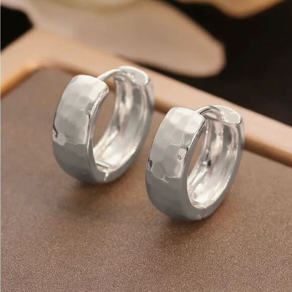 🩶 NEW Hammered silver wide hoop earrings 🩶 - Picture 1 of 5